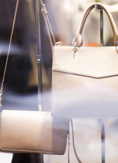 Elegante Handtaschen im Schaufenster eines Modegeschäfts.