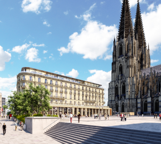 Blick auf die Stufen zur Domplatte mit DomCarré, Dom Hotel und Kölner Dom im Hintergrund