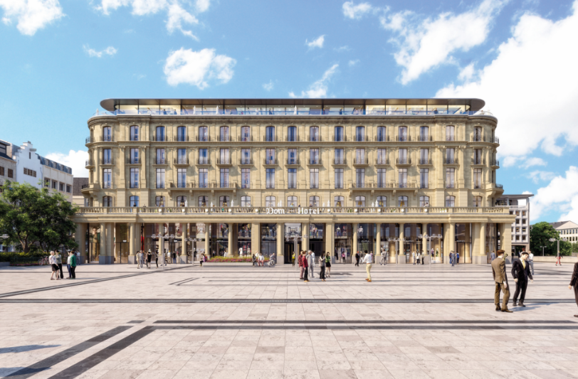 Modernisierte Fassade des Dom-Hotels und Menschen auf dem Platz davor.